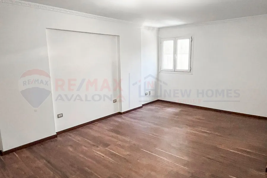 شقة للايجار 270 م رشدي (علي الترام)