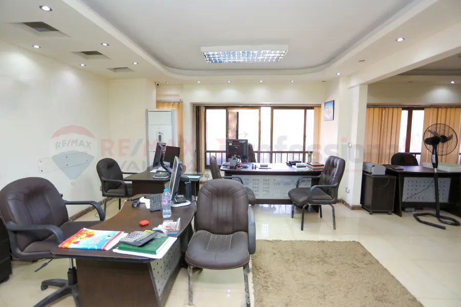 شقة للبيع  300 م لوران (ش الاقبال)- تصلح سكني او مكتب