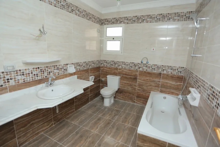 شقة للايجار 155م جناكليس (شارع ابو قير الرئيسي )