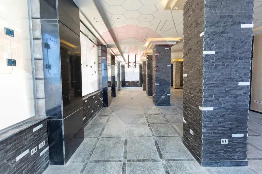 محل للبيع 365 م سبورتنج (علي البحر مباشرة)