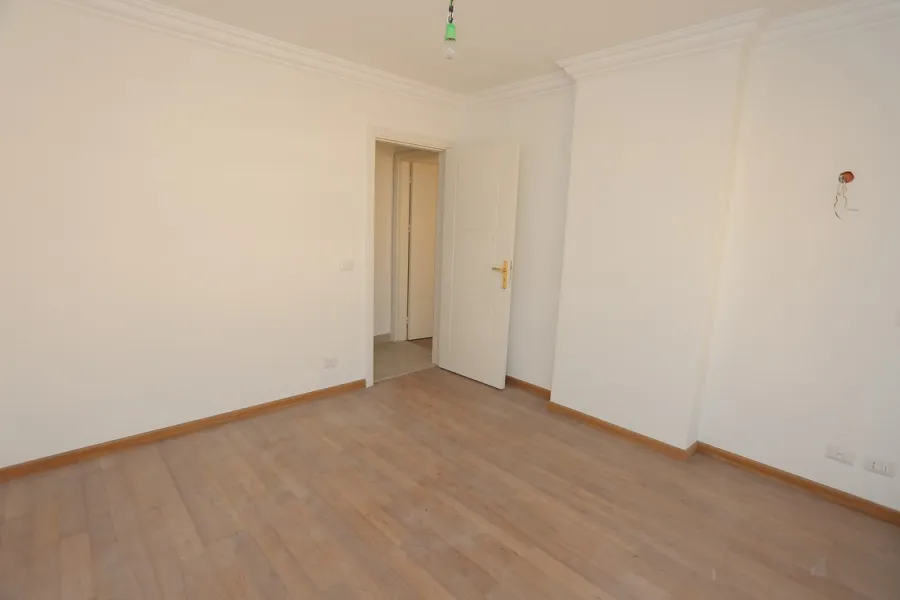 شقة للايجار 155م جناكليس (شارع ابو قير الرئيسي )