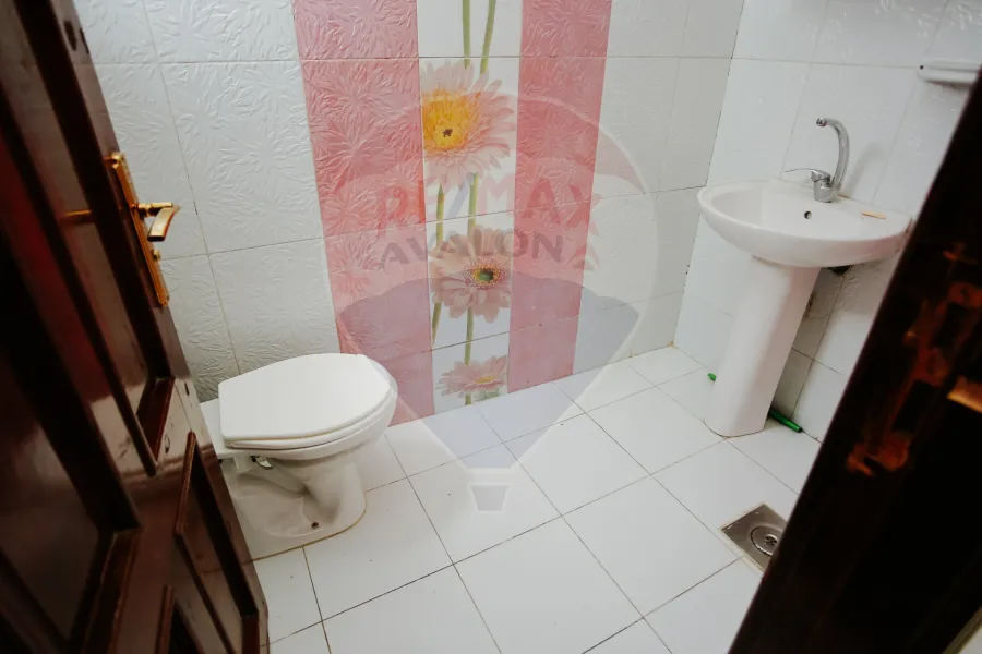 شقة للبيع 500 م سبورتنج (علي البحر مباشرة)