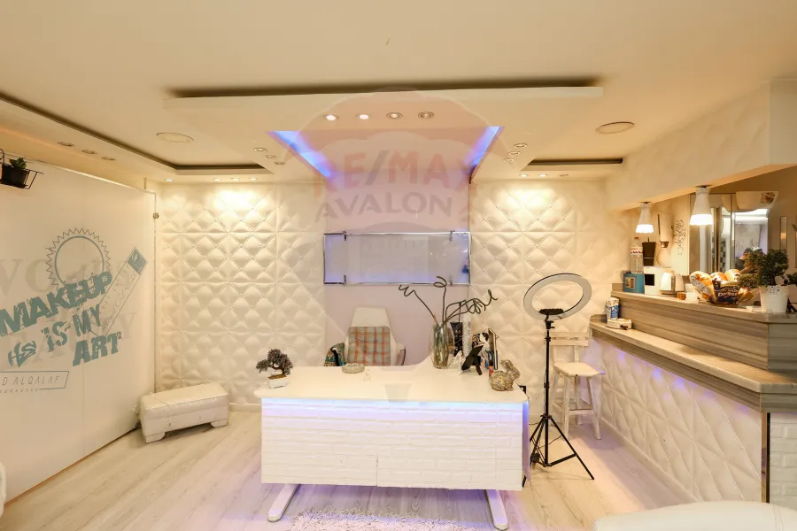 محل  للبيع  130 م + ميزان 120 م  سيدي بشر  (هيلتون رمادا)