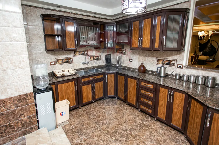 شقه للبيع 520 م سيدي بشر(ش محمد نجيب - على البحر مباشرة)