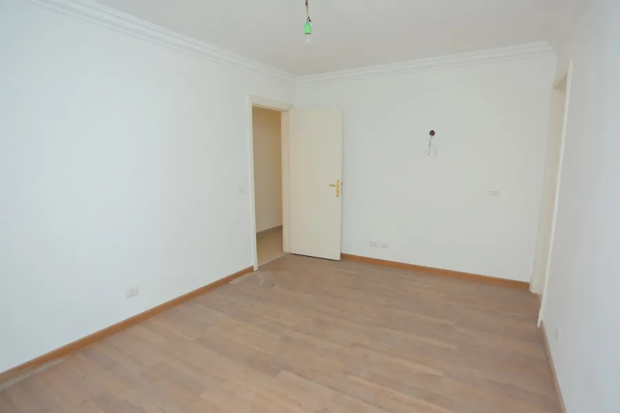 شقة للايجار 155م جناكليس (شارع ابو قير الرئيسي )