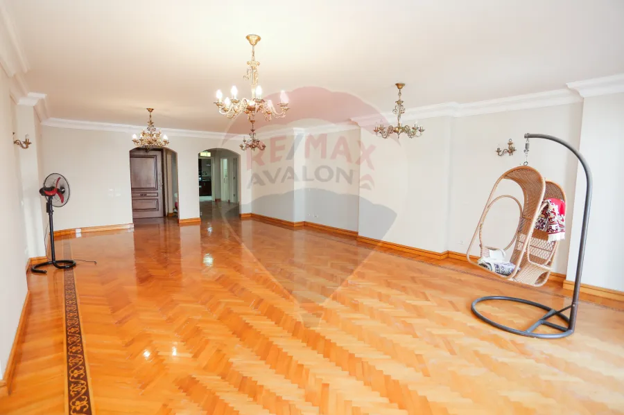 شقة للبيع 250 م سموحة (ش حسن علام)