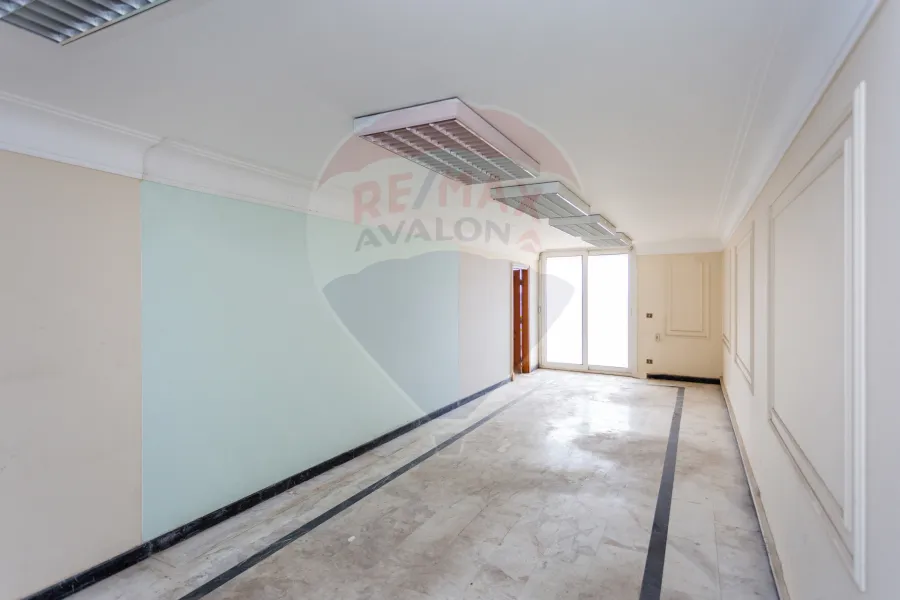 شقة للبيع 272 م زيزينيا (علي البحر مباشرة)