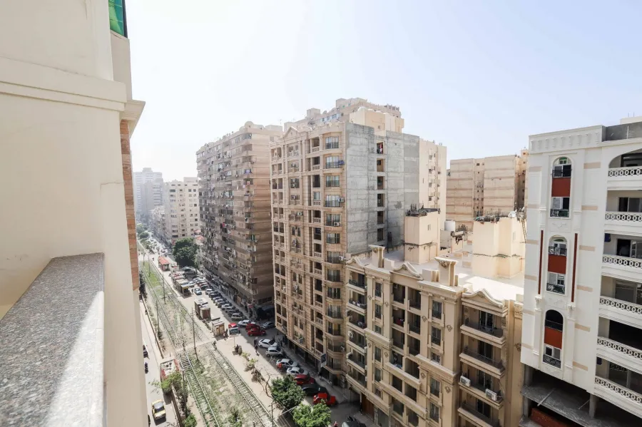 شقة للإيجار200م رشدى (على الترام مباشرة)