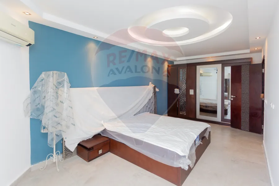 شقة للبيع 176 م كامب شيزار (على البحر مباشرة)