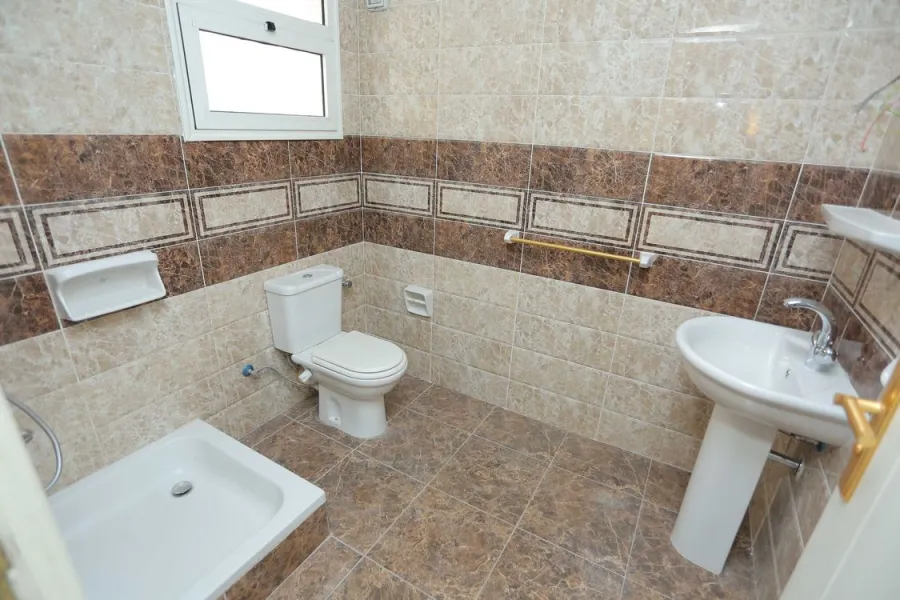 شقة للايجار 155م جناكليس (شارع ابو قير الرئيسي )