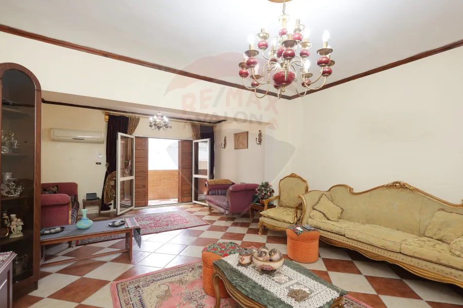 شقة للبيع 130 م جليم ( خطوات من البحر)