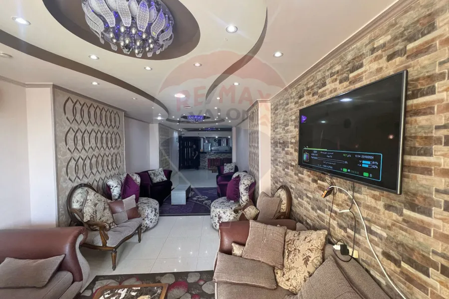 شقة للبيع 140 م سيدي بشر (ش محمد نجيب - علي البحر مباشرة)