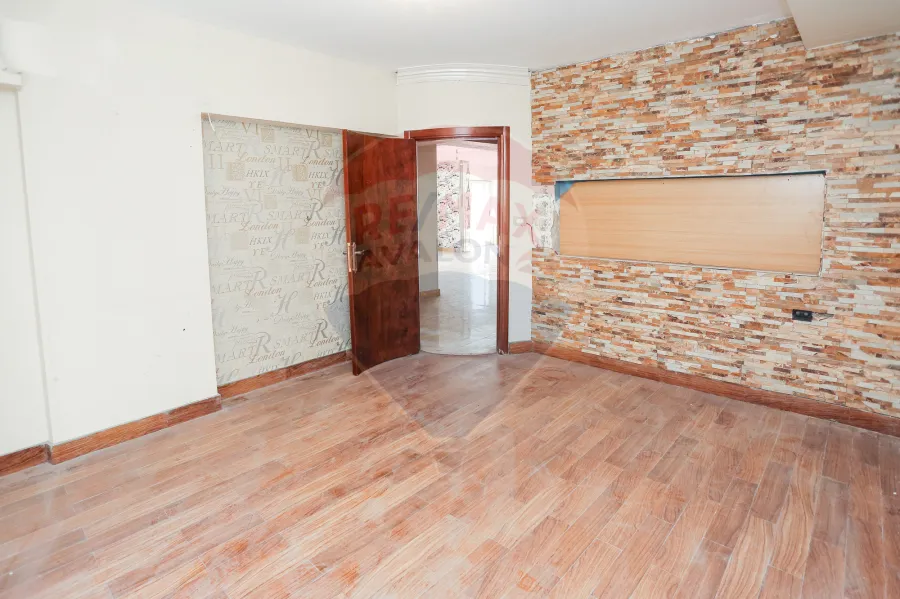 شقة للإيجار 315 م  كفر عبده (ش قرداحى - خطوات من شارع ابوقير الرئيسي)