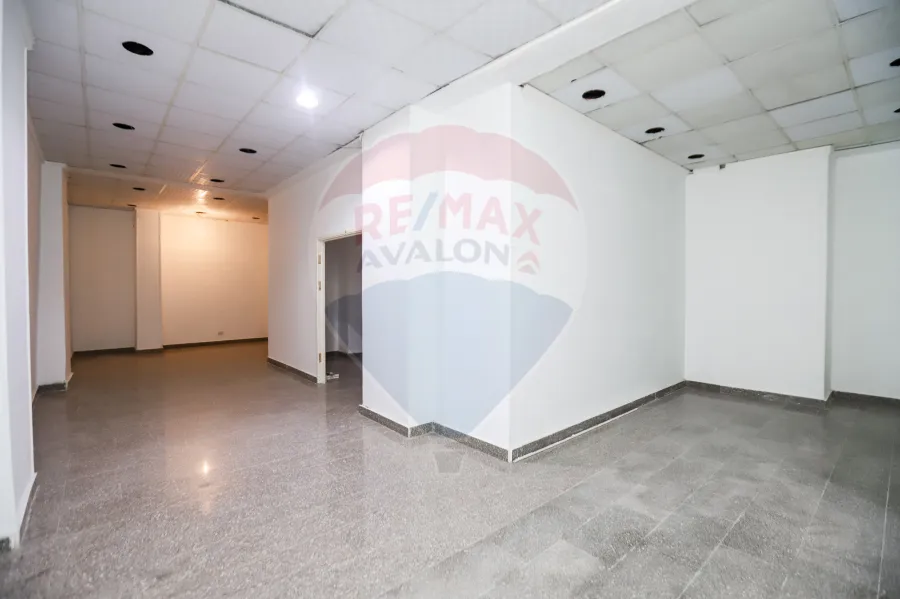 محل للبيع 430 م محطه الرمل (متفرع من ش صفية زغلول)