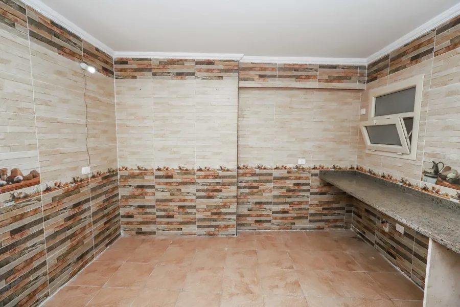 شقة للإيجار200م رشدى (على الترام مباشرة)