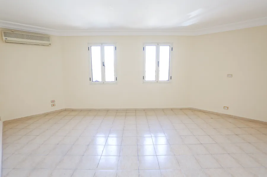 مكتب للإيجار 105 م  سبورتنج (على الترام مباشرة)