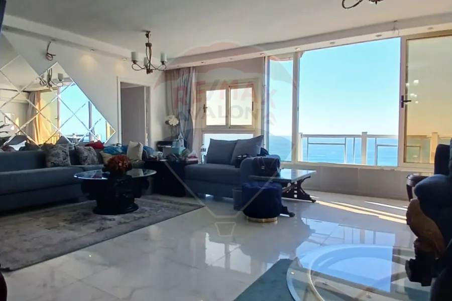 شقة للبيع 190 م كامب شيزار (علي البحر مباشرة - عمارة براند)