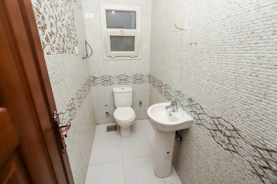 شقة للإيجار200م رشدى (على الترام مباشرة)