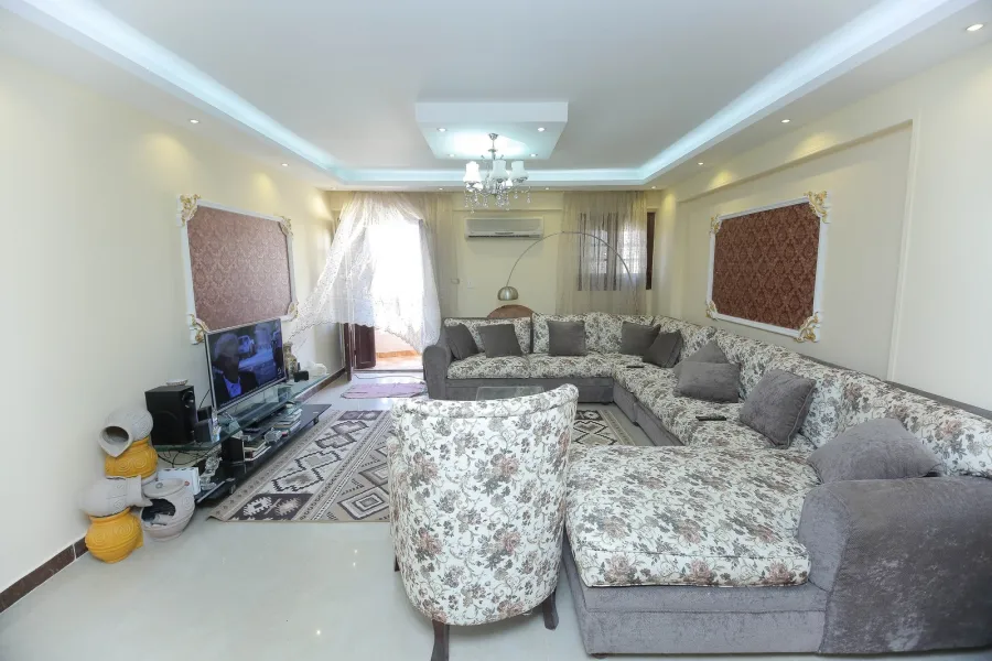 شقة للبيع 165م سموحة -خطوات من ش مصطفى كامل - منطقة فيلات