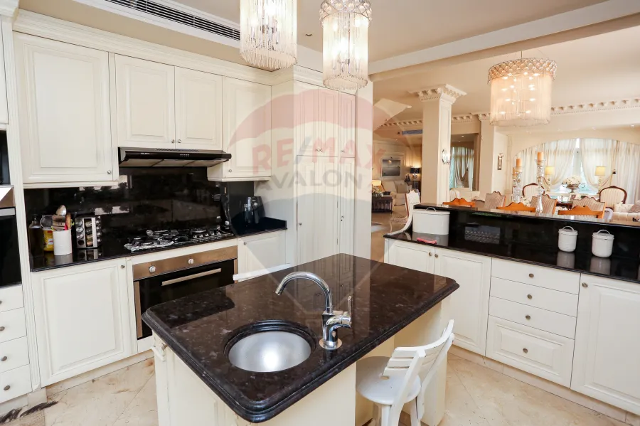 فيلا للبيع 330 م ( كومباوند ميروزا ) - بجوار كارفور سيتي سنتر