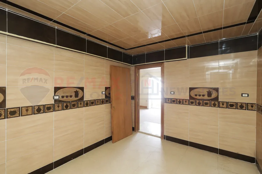 شقة للبيع 300 م زيزينيا ( خطوات من البحر امام قصر الصفا )