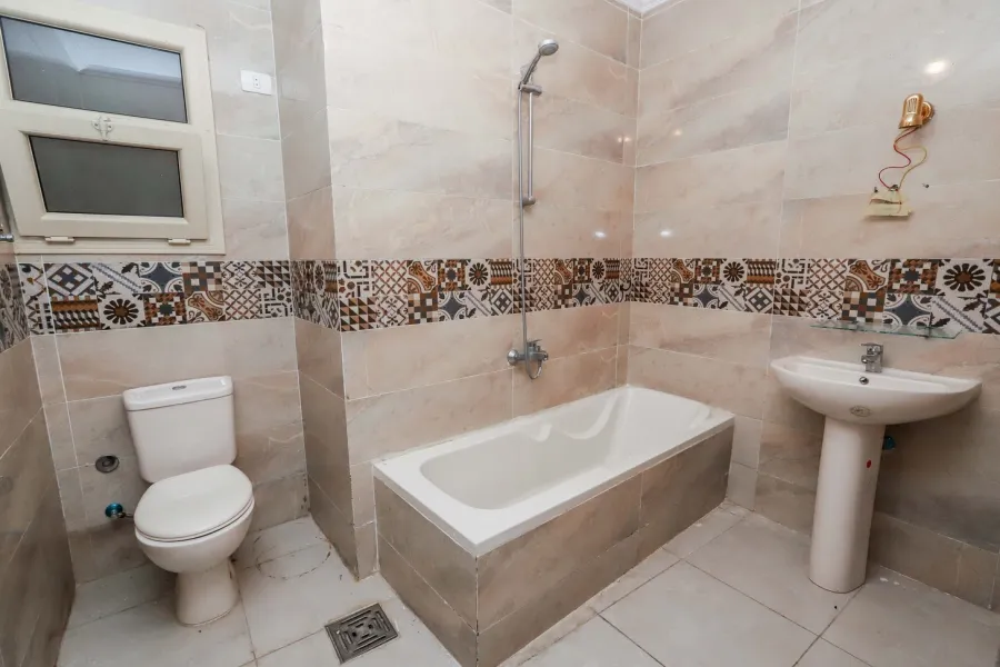 شقة للإيجار200م رشدى (على الترام مباشرة)