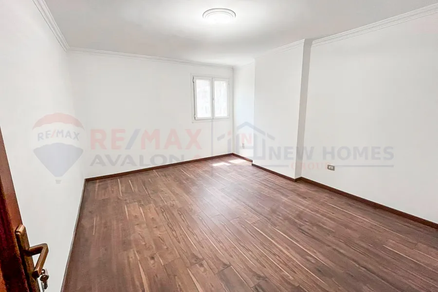 شقة للايجار 270 م رشدي (علي الترام)