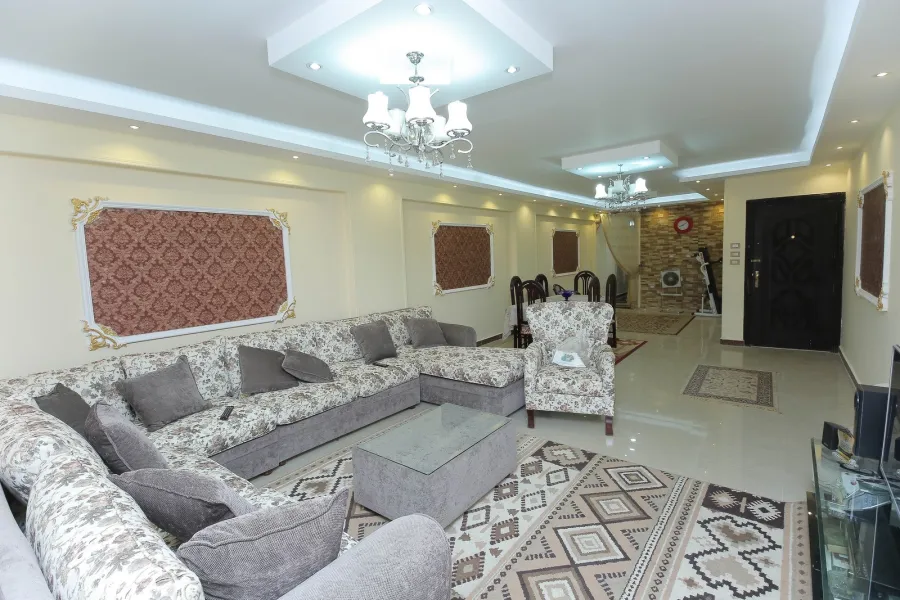 شقة للبيع 165م سموحة -خطوات من ش مصطفى كامل - منطقة فيلات