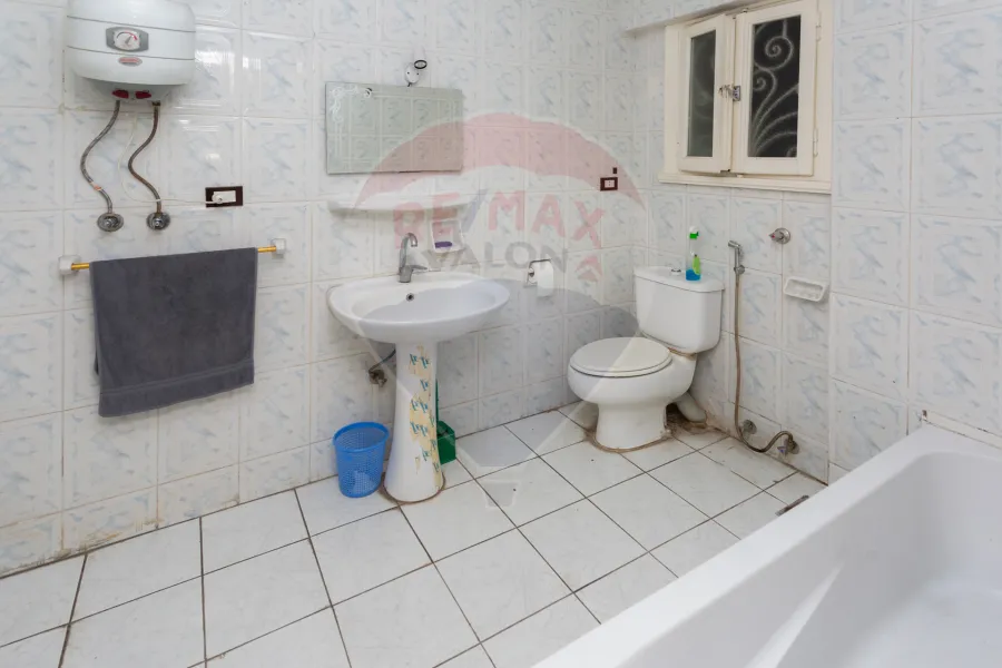 شقة للبيع 300 م سموحة (ش الطيار محمود شكري)