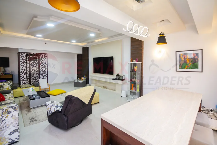 فيلا ستاند الون للبيع 1,100 م كينج مريوط ( خطوات من الهيلتون)