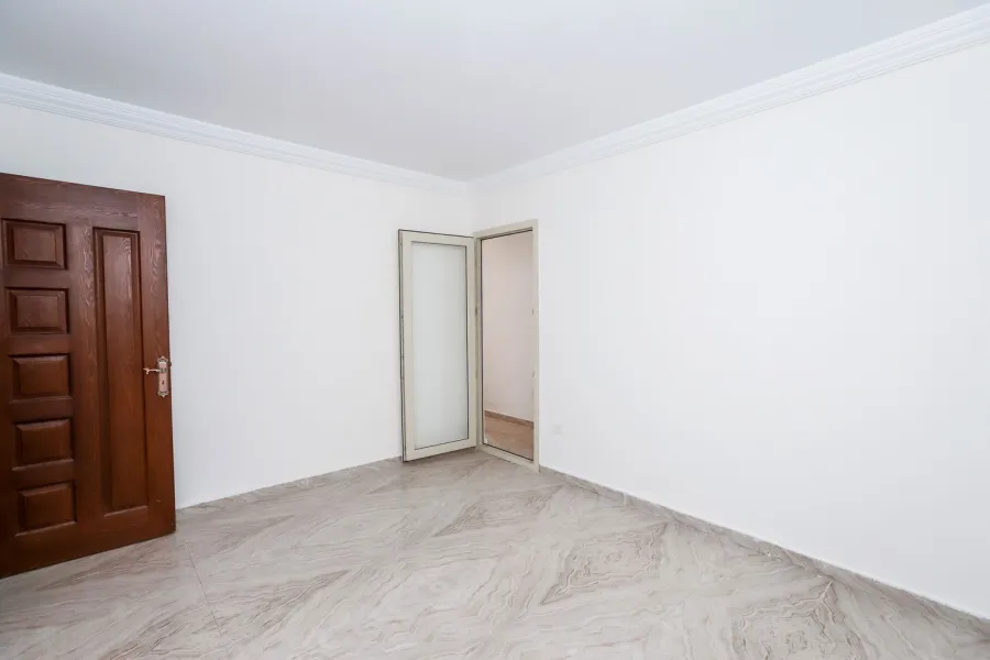 شقة للإيجار200م رشدى (على الترام مباشرة)