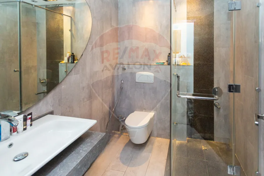 شقة للبيع 176 م كامب شيزار (على البحر مباشرة)