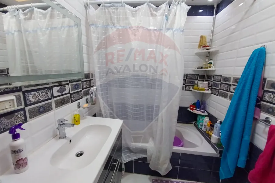 شقة للبيع 160 م المندرة (ش جمال عبد الناصر مباشرة)