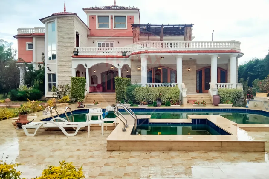 Villa for sale 2,730 m King Mariout (Main Pharco Street - near the American School and in front of the Hilton Hotel)