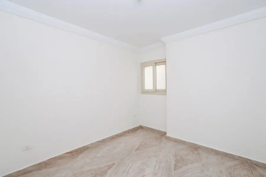 شقة للإيجار200م رشدى (على الترام مباشرة)