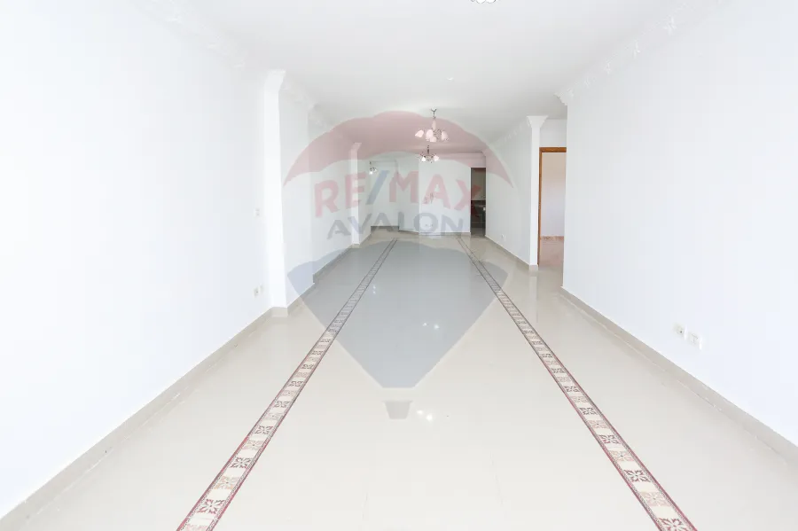 شقة للبيع 215 م جناكليس (شارع ابوقير مباشرة)