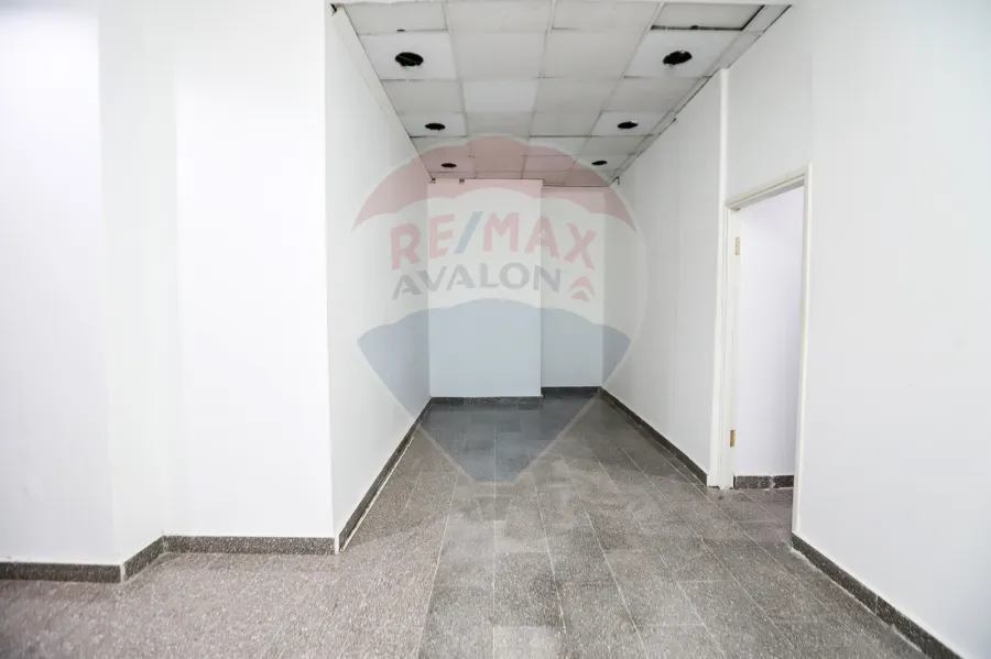 محل للبيع 430 م محطه الرمل (متفرع من ش صفية زغلول)