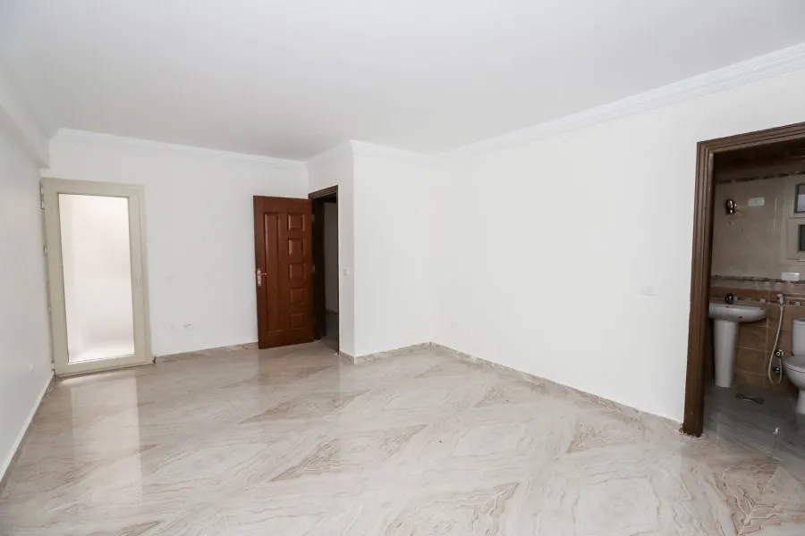 شقة للإيجار200م رشدى (على الترام مباشرة)