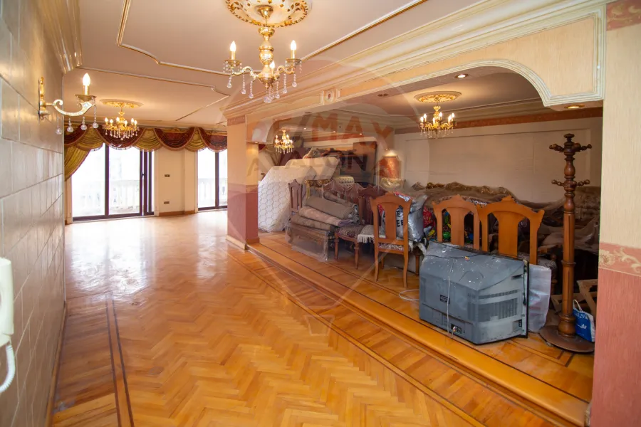 شقة للبيع 280 م ستانلي (خطوات من البحر)