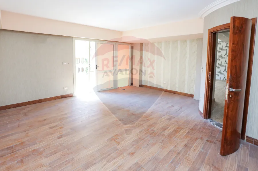 شقة للإيجار 315 م  كفر عبده (ش قرداحى - خطوات من شارع ابوقير الرئيسي)