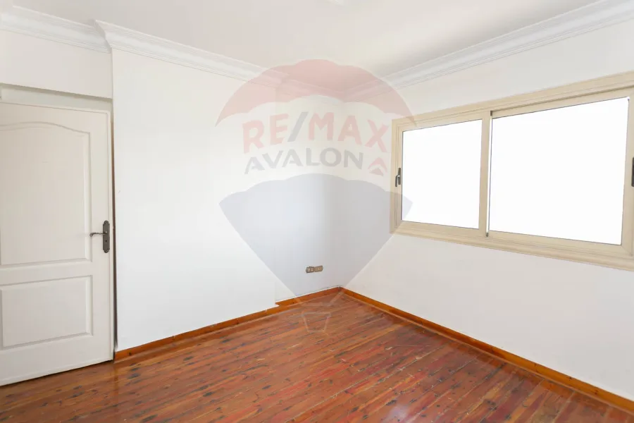 شقة للبيع 235 م كفر عبده (ش سكينة بنت الحسين)