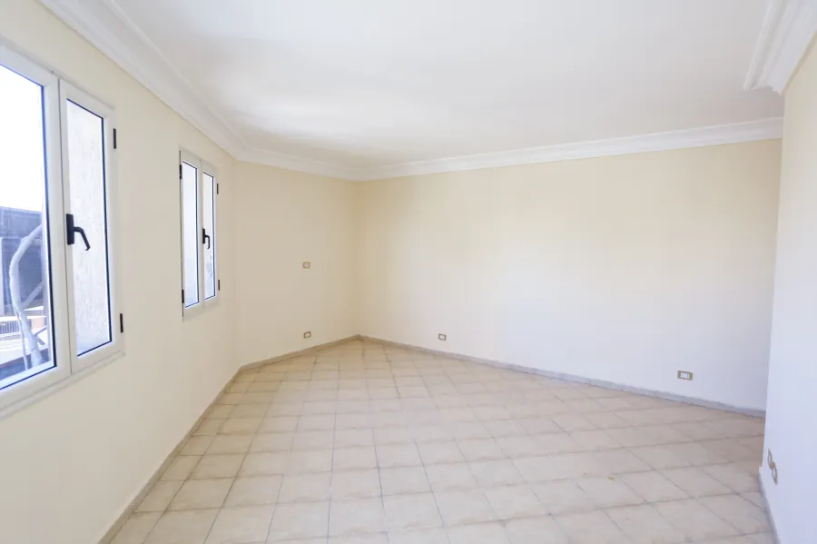 مكتب للإيجار 105 م  سبورتنج (على الترام مباشرة)