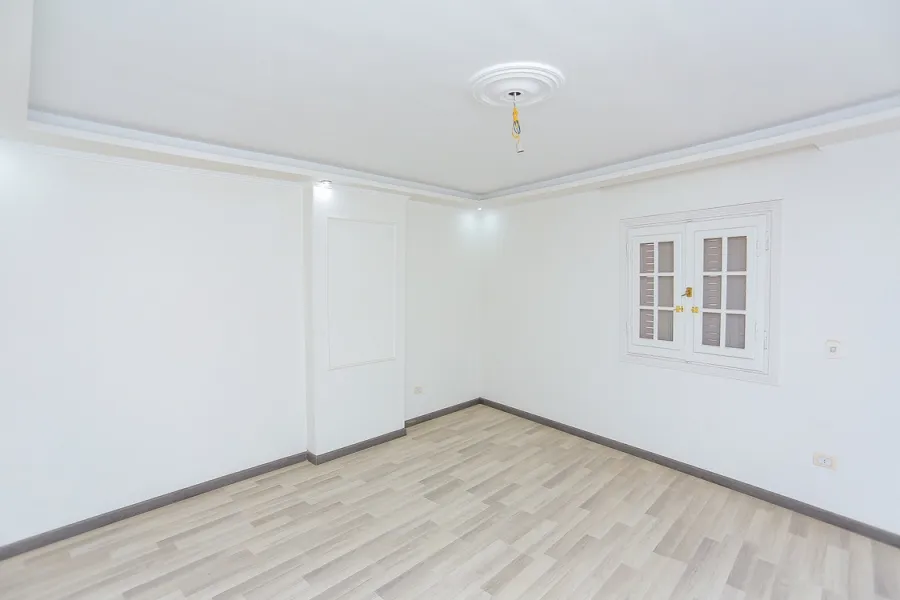 شقة للبيع 185م الازاريطة (خطوات من الترام)