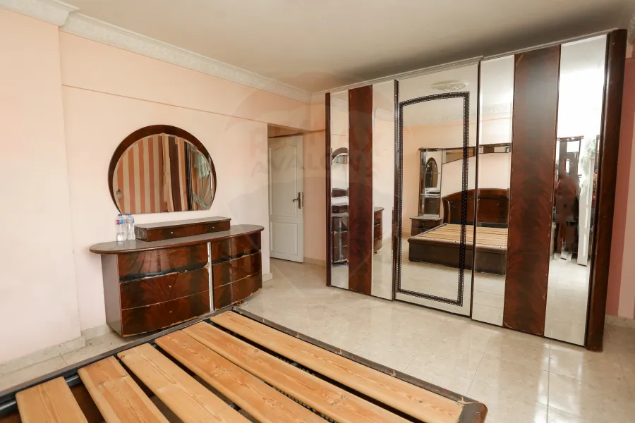 شقة للإيجار المفروش 142م  سموحة (شارع هيلتون بلازا)