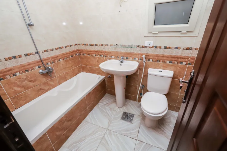 شقة للإيجار200م رشدى (على الترام مباشرة)