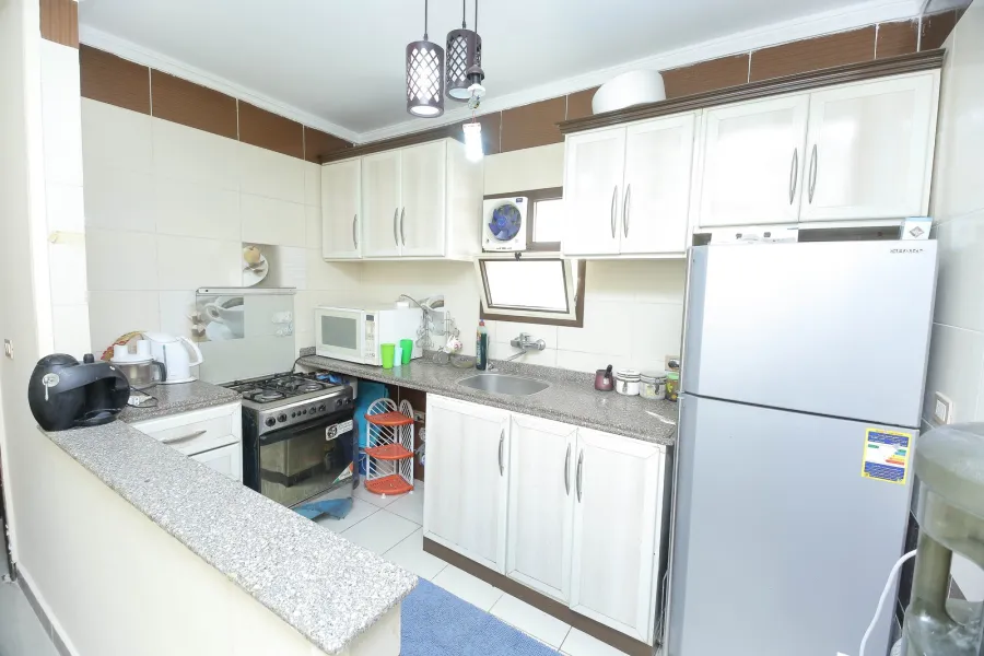 شقة للبيع 165م سموحة -خطوات من ش مصطفى كامل - منطقة فيلات