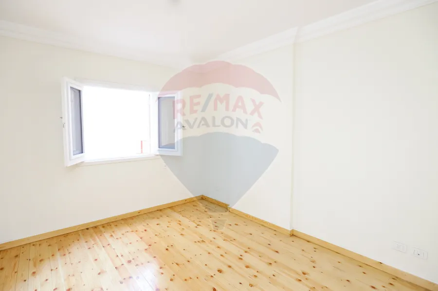 شقة للبيع 255 م جليم ( شارع ابو قير الرئيسي )