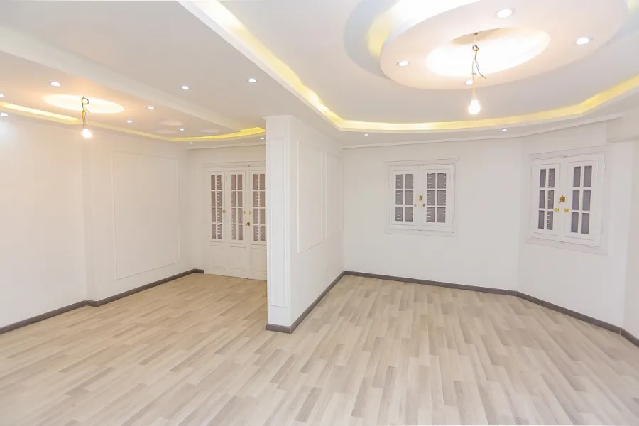 شقة للبيع 185م الازاريطة (خطوات من الترام)