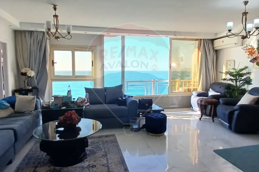 شقة للبيع 190 م كامب شيزار (علي البحر مباشرة - عمارة براند)