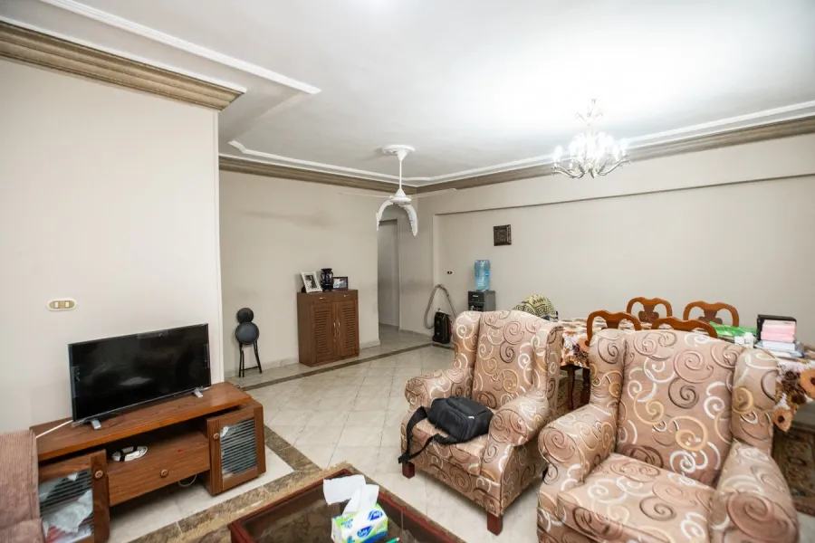 شقة للبيع 115م سيدي جابر ( ش أبو قير - بجوار سوبر ماركت دهب)